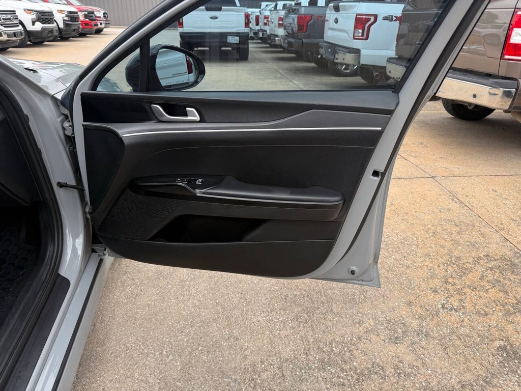 Kia K5 Vehicle Full-screen Gallery Image 11