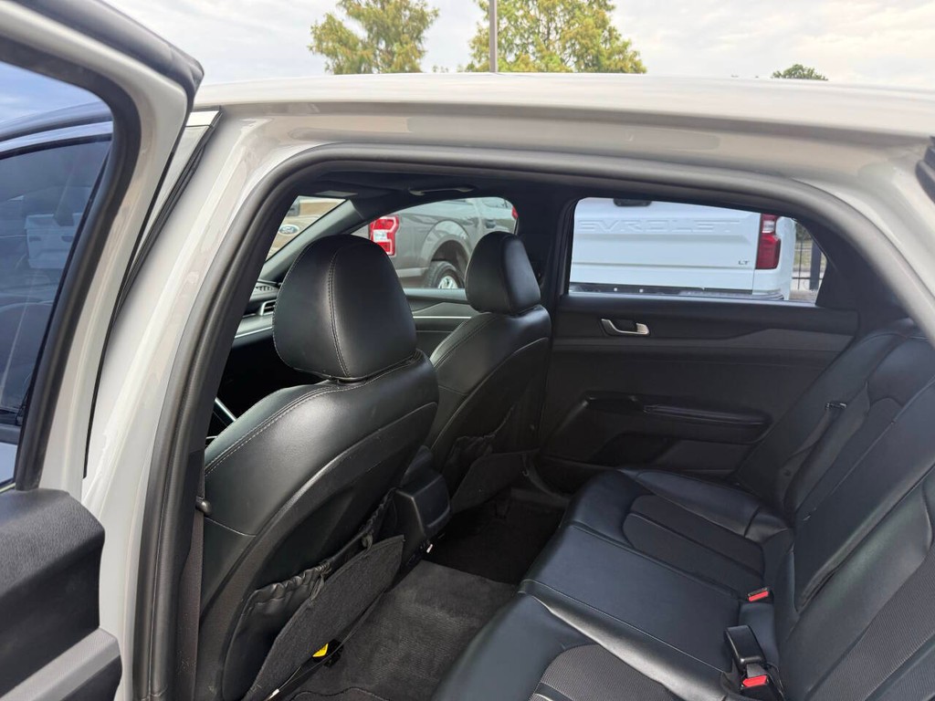 Kia K5 Vehicle Full-screen Gallery Image 12