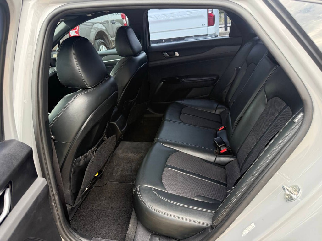 Kia K5 Vehicle Full-screen Gallery Image 13