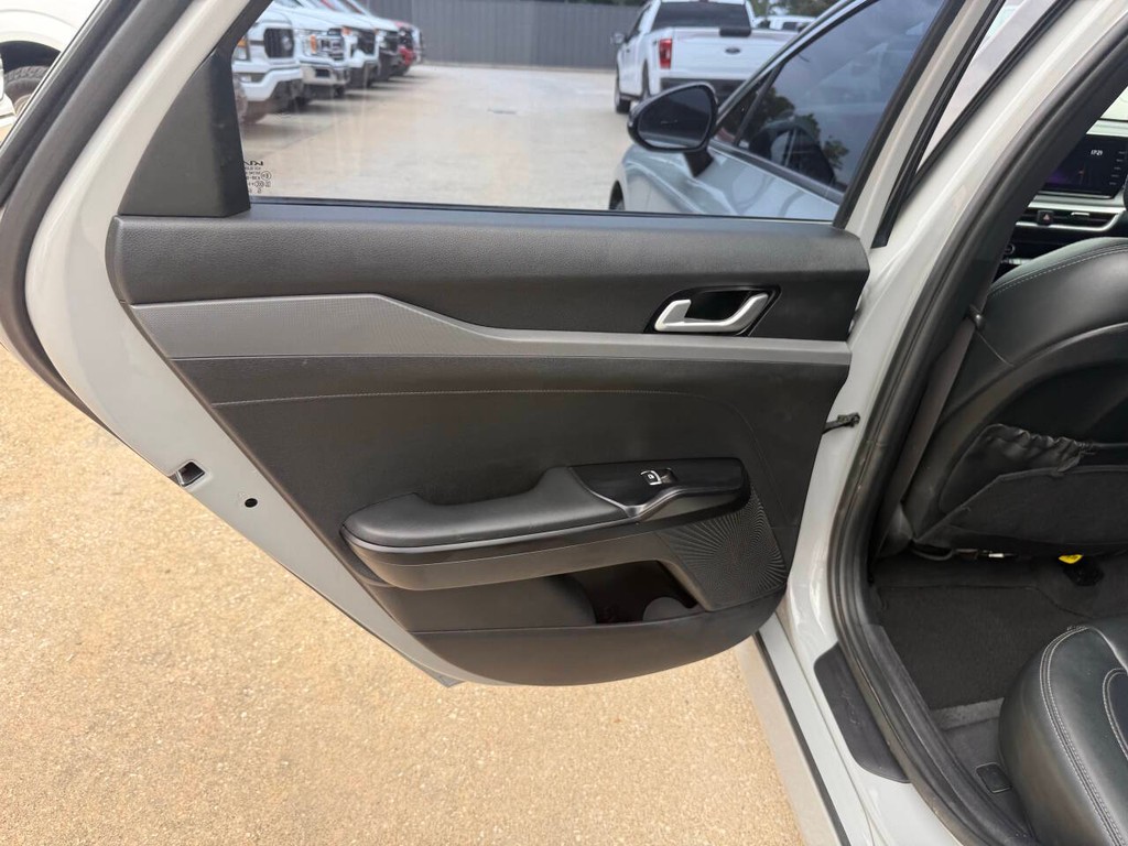 Kia K5 Vehicle Full-screen Gallery Image 14