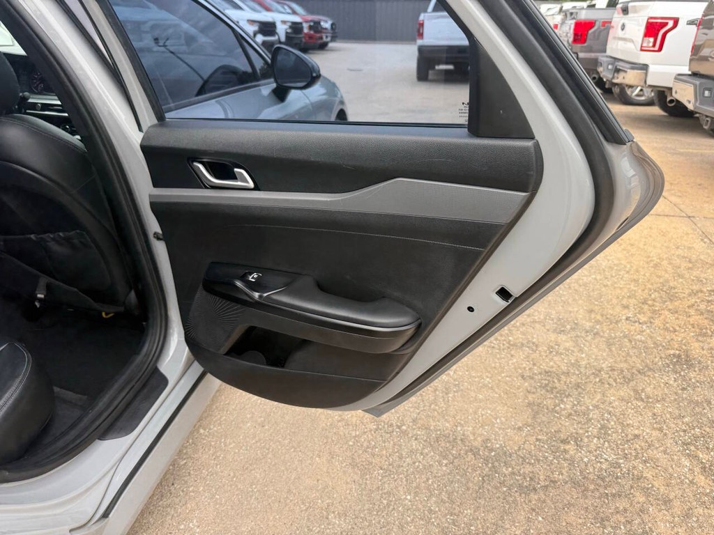 Kia K5 Vehicle Full-screen Gallery Image 16