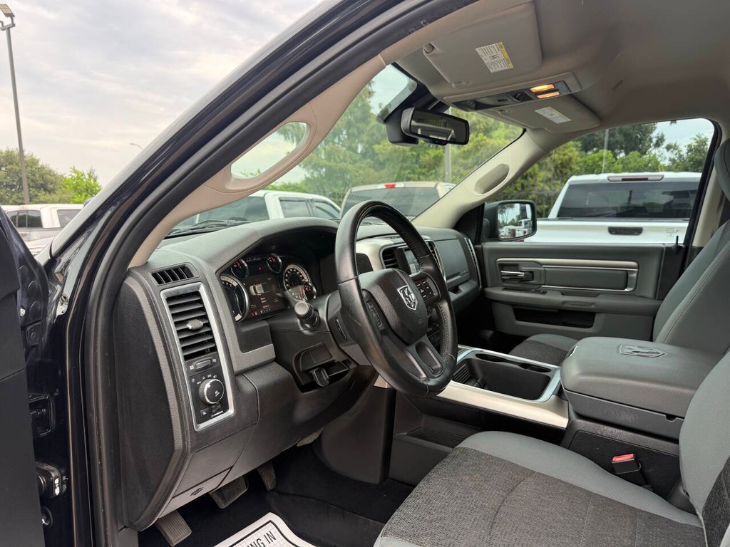 Ram 1500 Classic Vehicle Full-screen Gallery Image 06