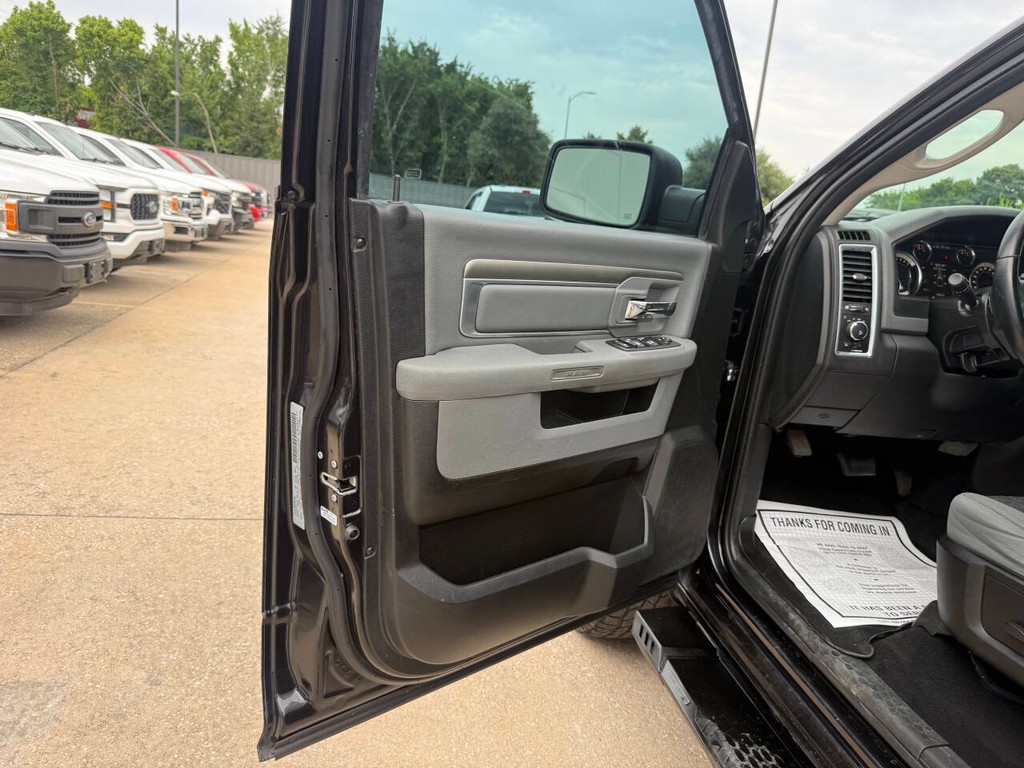 Ram 1500 Classic Vehicle Full-screen Gallery Image 08