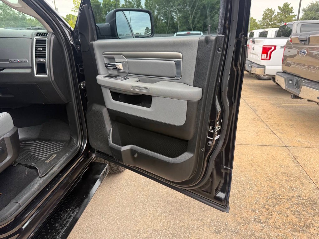 Ram 1500 Classic Vehicle Full-screen Gallery Image 11