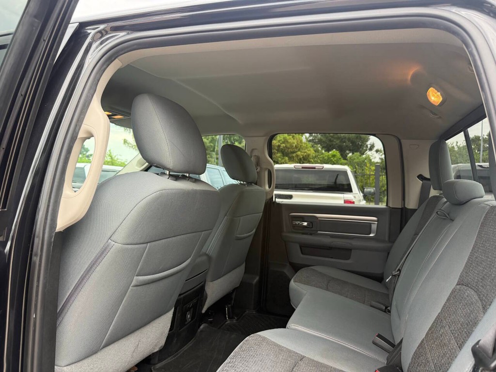 Ram 1500 Classic Vehicle Full-screen Gallery Image 12