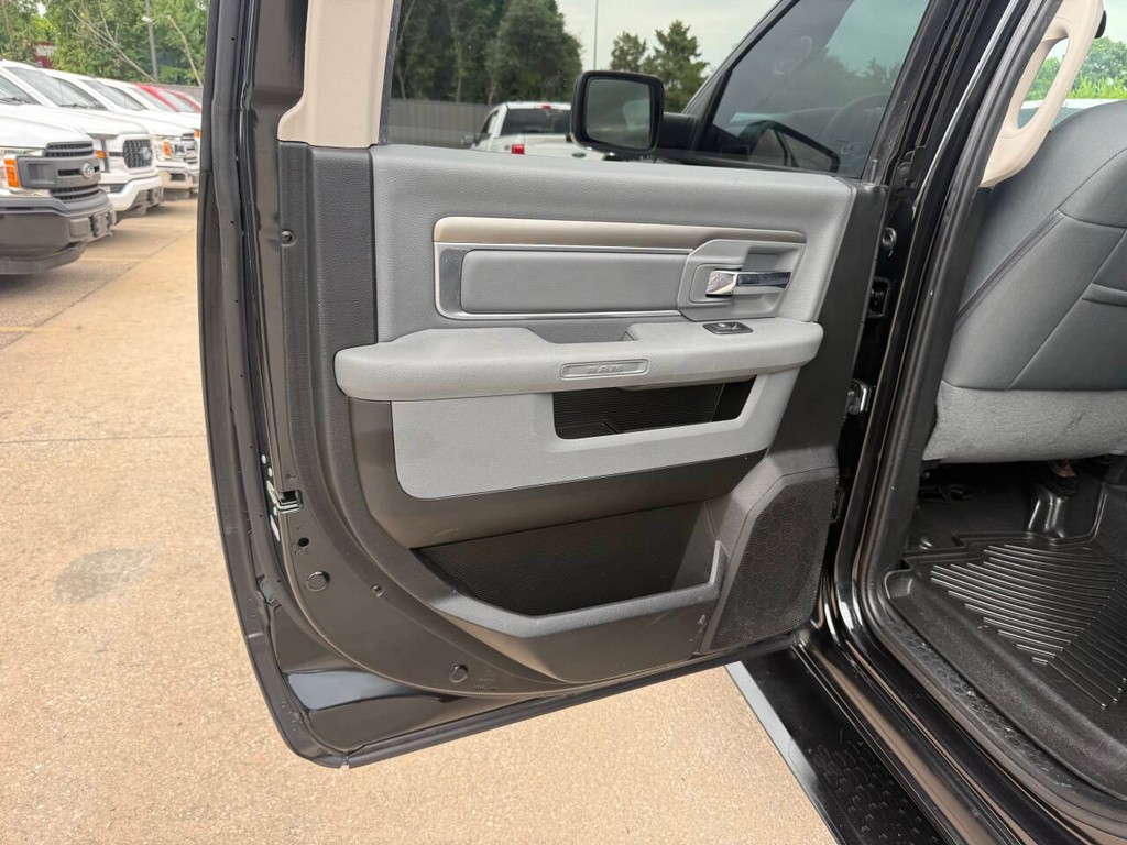 Ram 1500 Classic Vehicle Full-screen Gallery Image 14