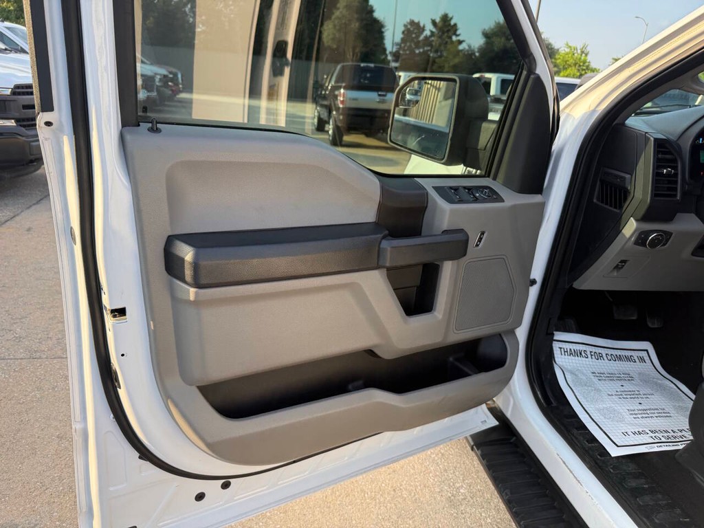Ford F-150 Vehicle Full-screen Gallery Image 08