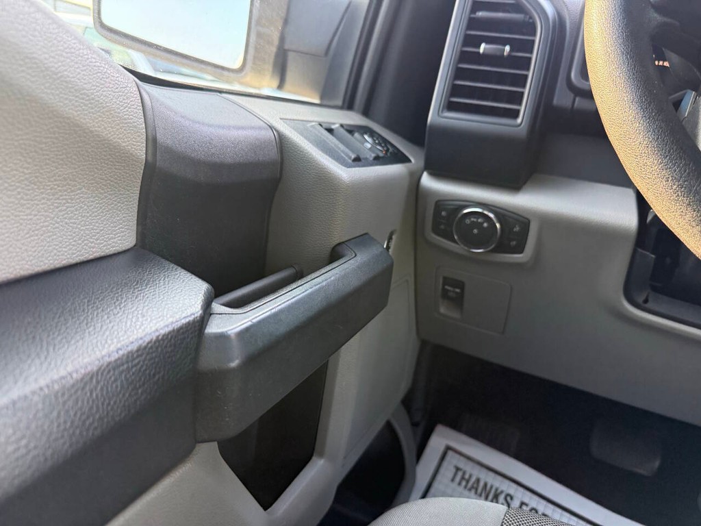 Ford F-150 Vehicle Full-screen Gallery Image 26