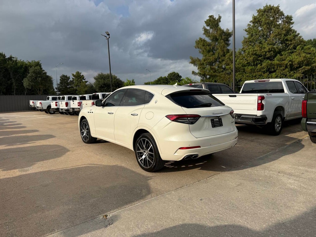 Maserati Levante Vehicle Full-screen Gallery Image 04