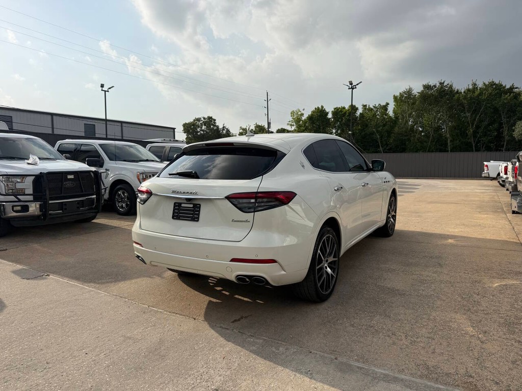 Maserati Levante Vehicle Full-screen Gallery Image 05