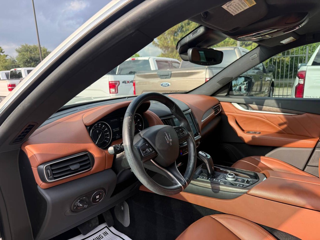 Maserati Levante Vehicle Full-screen Gallery Image 06