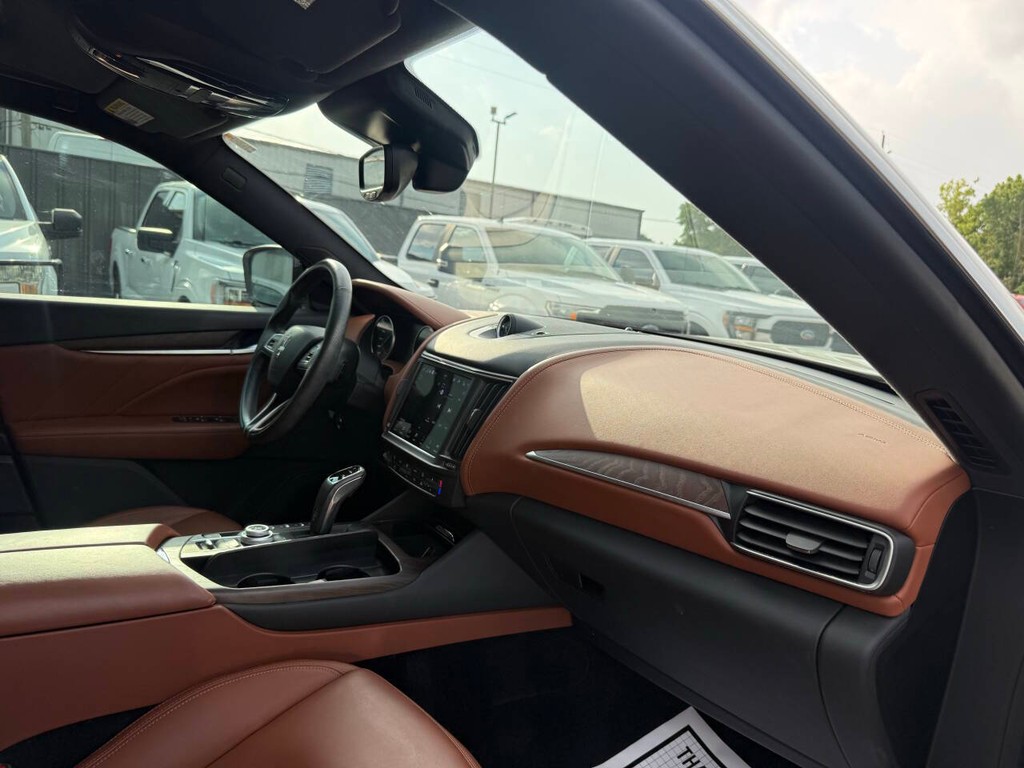 Maserati Levante Vehicle Full-screen Gallery Image 09