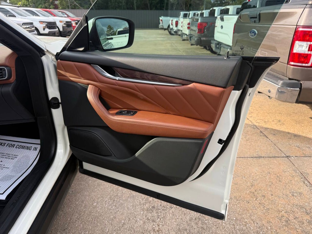 Maserati Levante Vehicle Full-screen Gallery Image 11