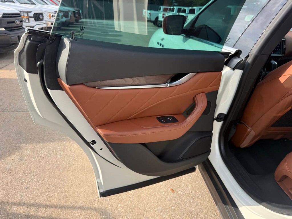 Maserati Levante Vehicle Full-screen Gallery Image 14