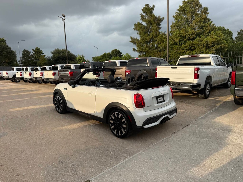 MINI Convertible Vehicle Full-screen Gallery Image 07