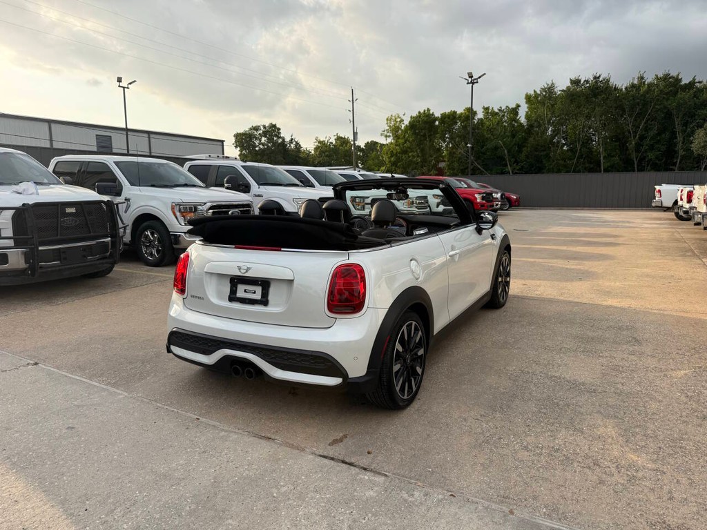 MINI Convertible Vehicle Full-screen Gallery Image 09