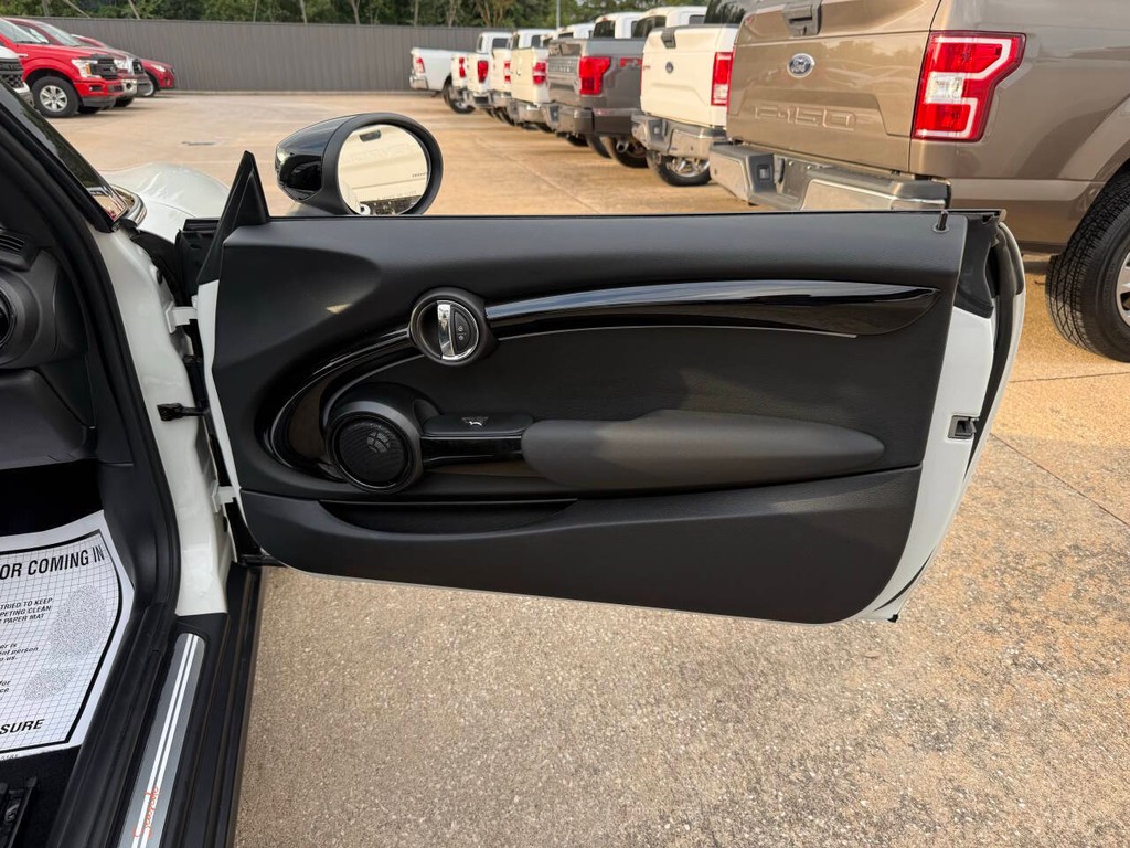 MINI Convertible Vehicle Full-screen Gallery Image 17