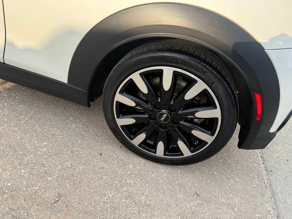 MINI Convertible Vehicle Full-screen Gallery Image 35
