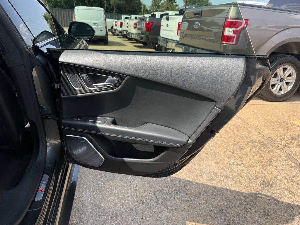 Audi RS 7 Vehicle Full-screen Gallery Image 17