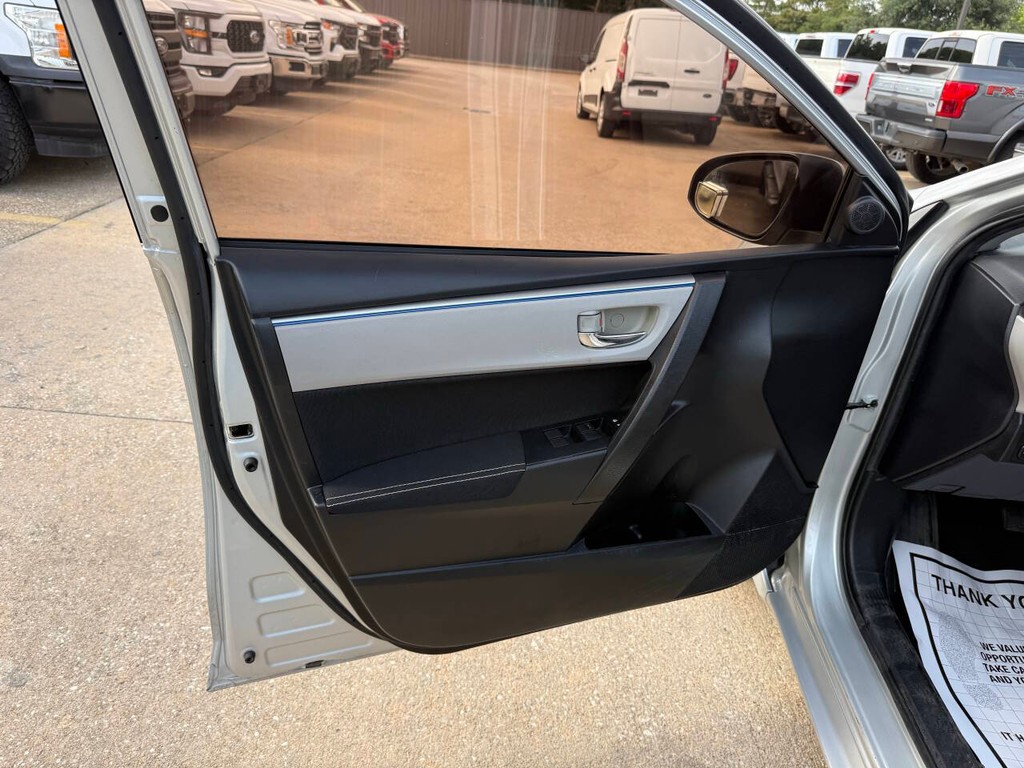 Toyota Corolla Vehicle Full-screen Gallery Image 08