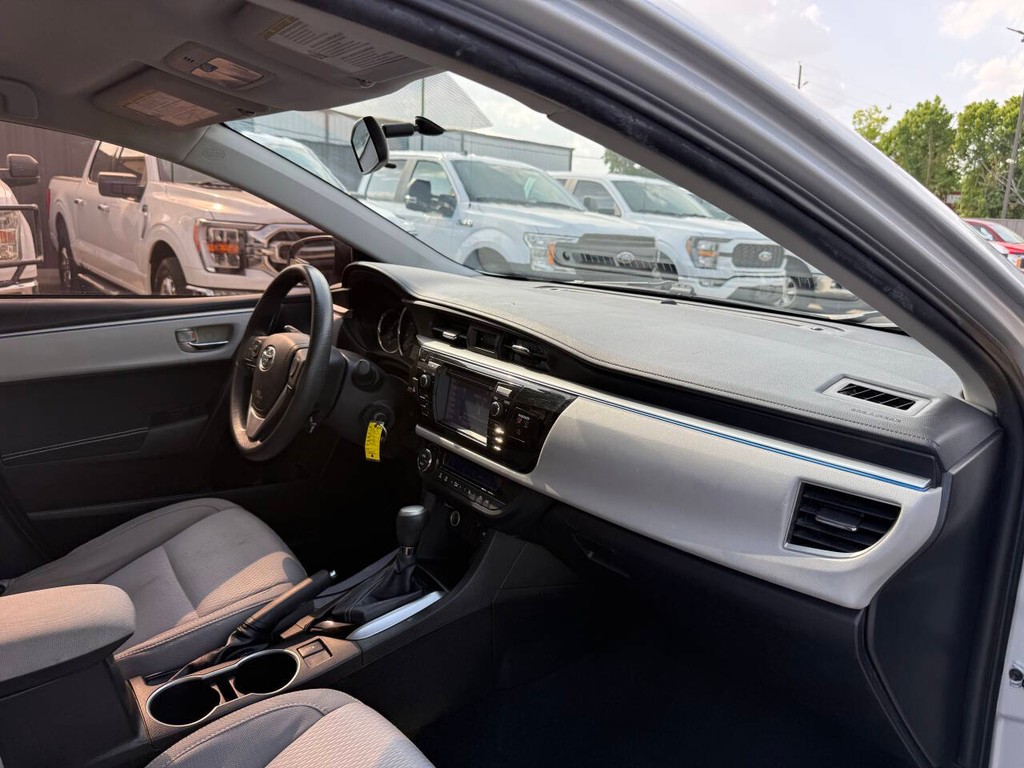 Toyota Corolla Vehicle Full-screen Gallery Image 09