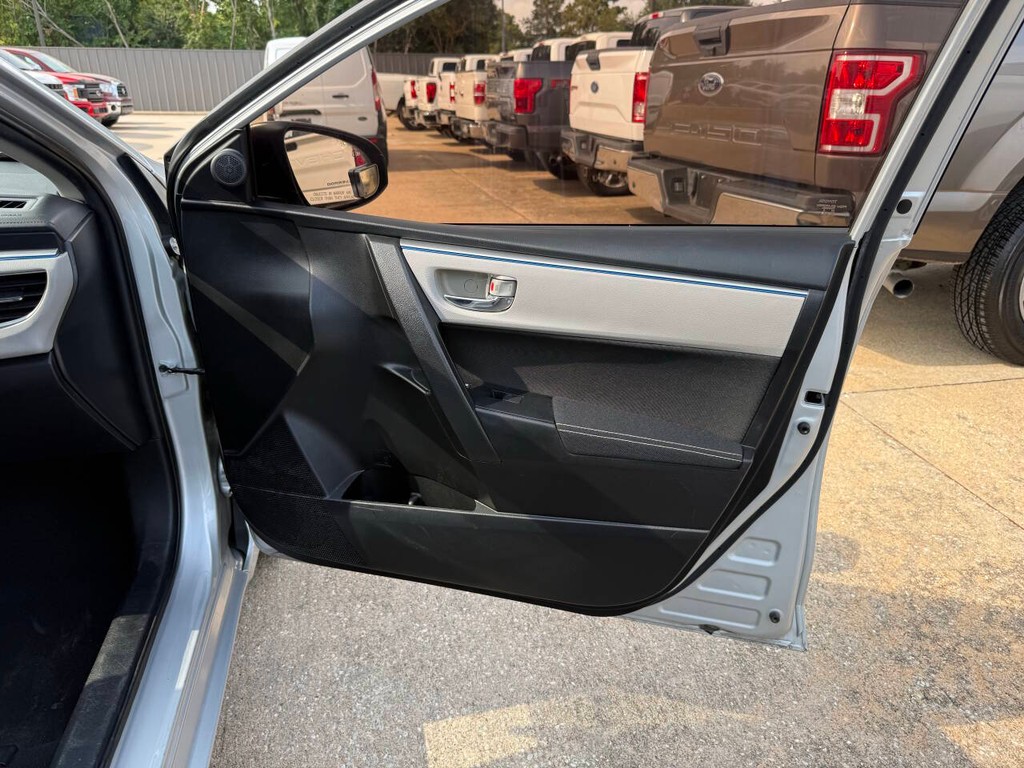 Toyota Corolla Vehicle Full-screen Gallery Image 11