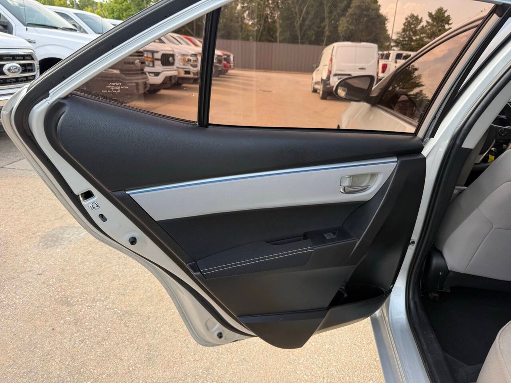 Toyota Corolla Vehicle Full-screen Gallery Image 15