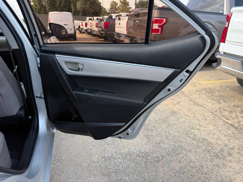 Toyota Corolla Vehicle Full-screen Gallery Image 19