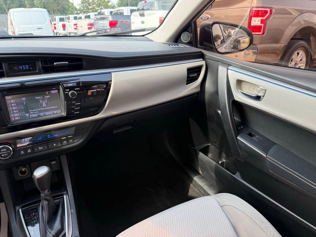 Toyota Corolla Vehicle Full-screen Gallery Image 22