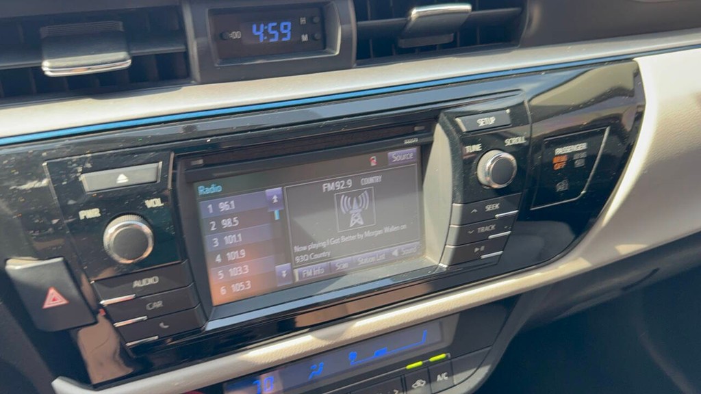 Toyota Corolla Vehicle Full-screen Gallery Image 30