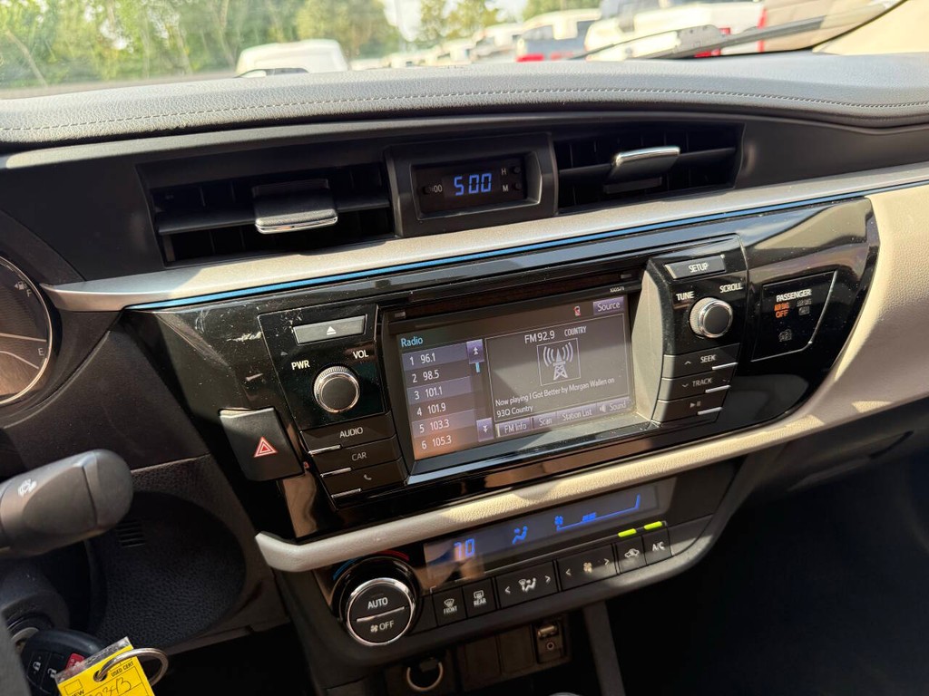 Toyota Corolla Vehicle Full-screen Gallery Image 32