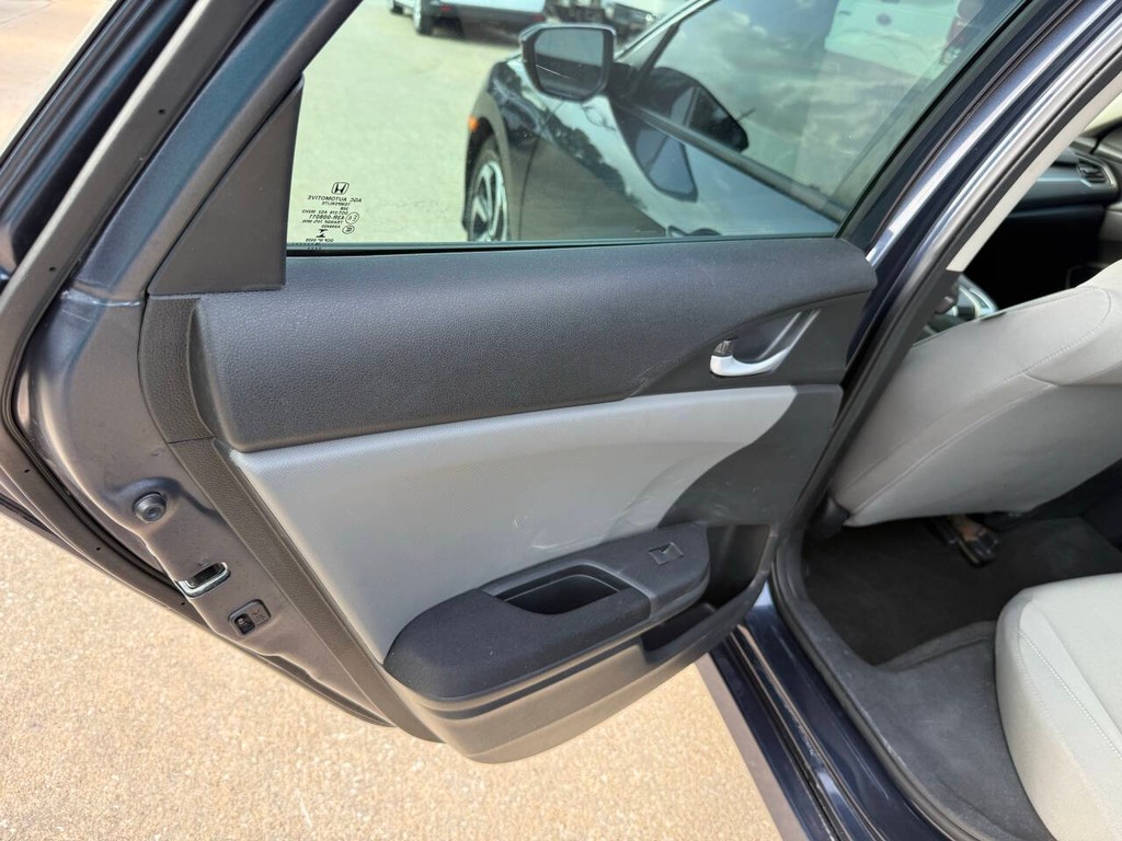 Honda Civic Sedan Vehicle Full-screen Gallery Image 14