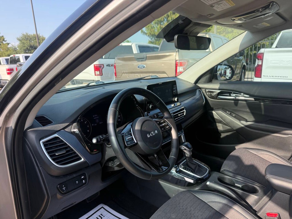 Kia Seltos Vehicle Full-screen Gallery Image 06
