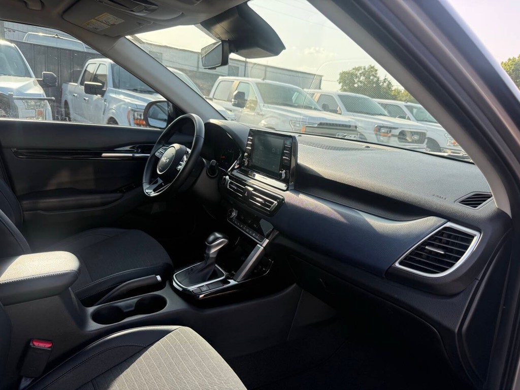 Kia Seltos Vehicle Full-screen Gallery Image 09