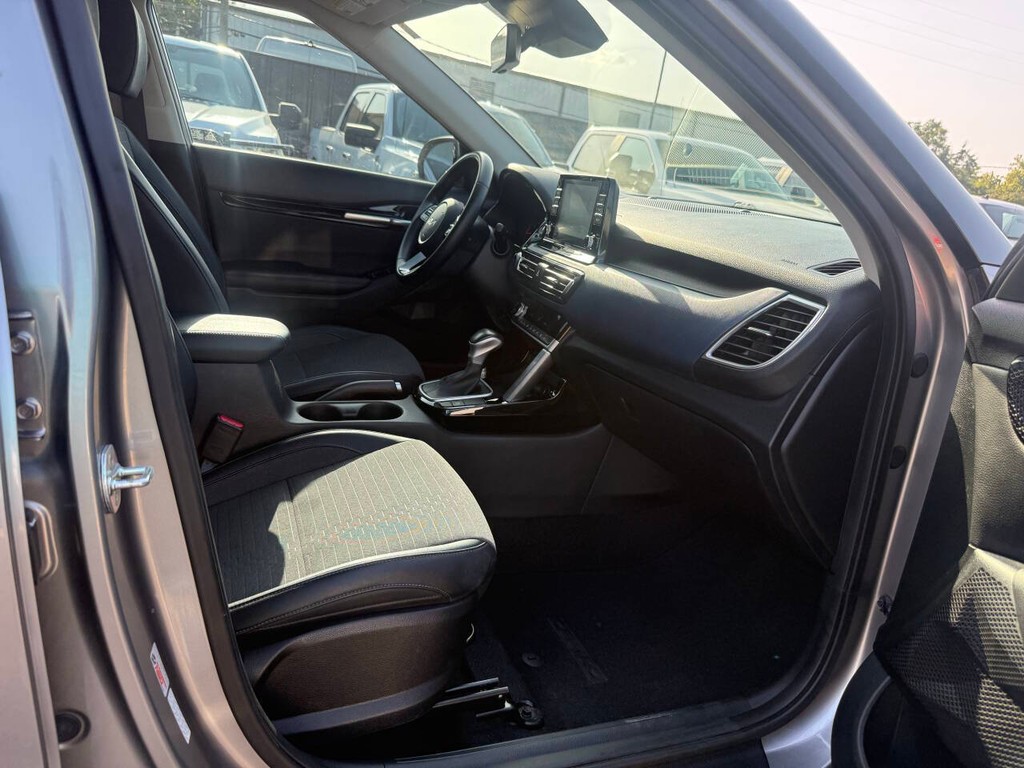 Kia Seltos Vehicle Full-screen Gallery Image 10