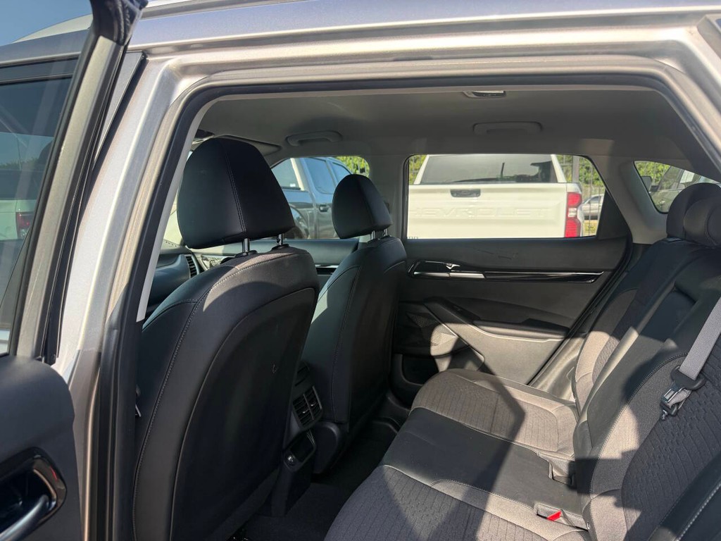 Kia Seltos Vehicle Full-screen Gallery Image 12
