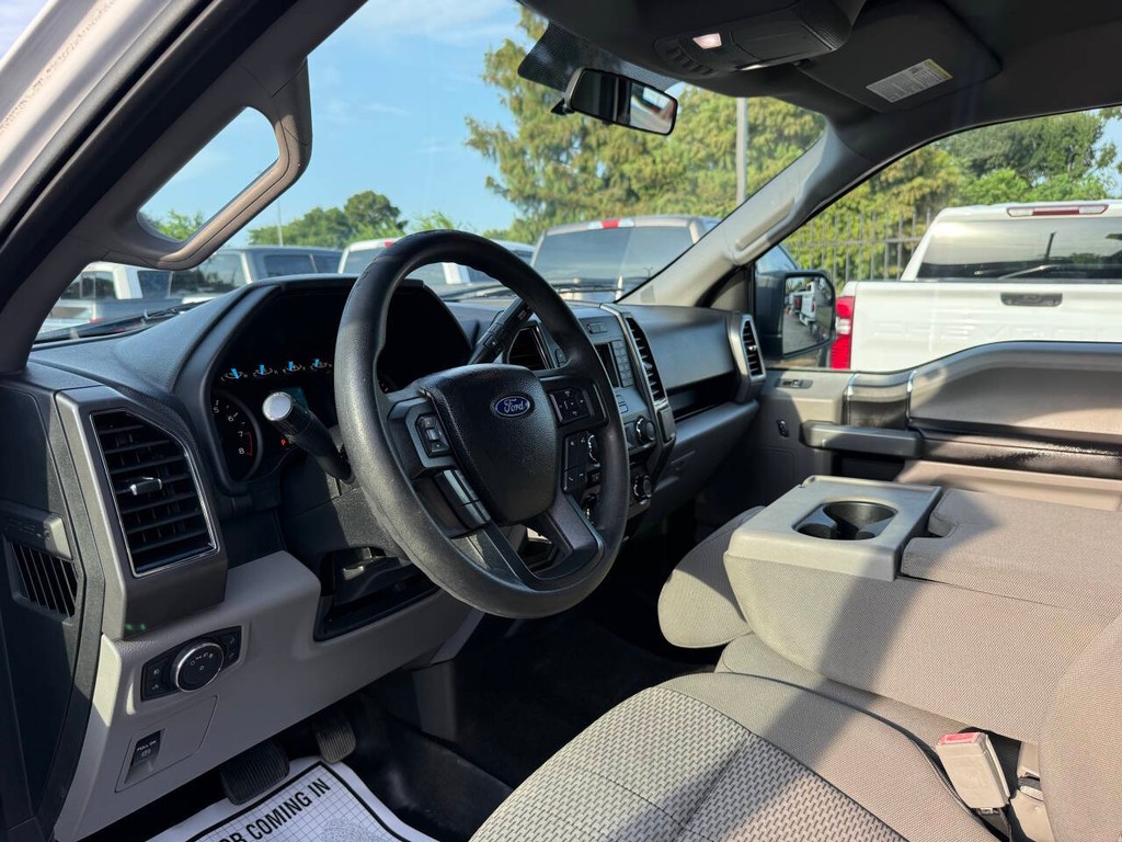 Ford F-150 Vehicle Full-screen Gallery Image 06
