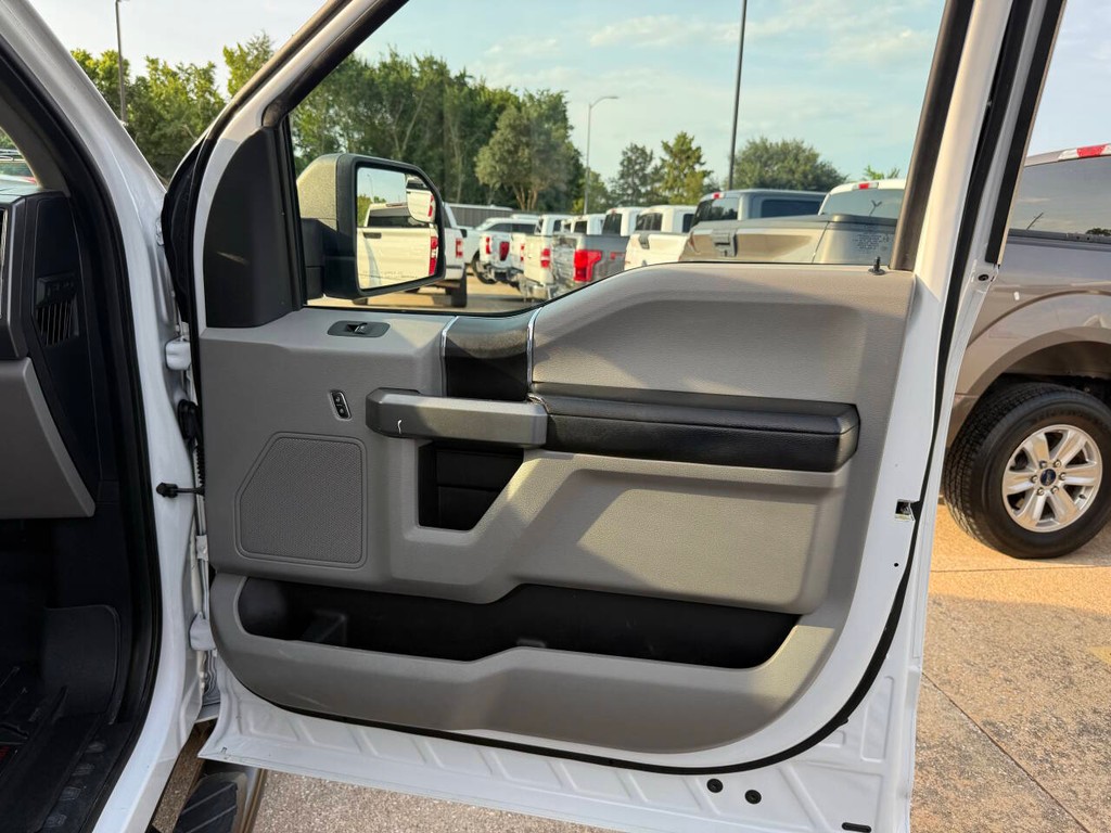 Ford F-150 Vehicle Full-screen Gallery Image 11