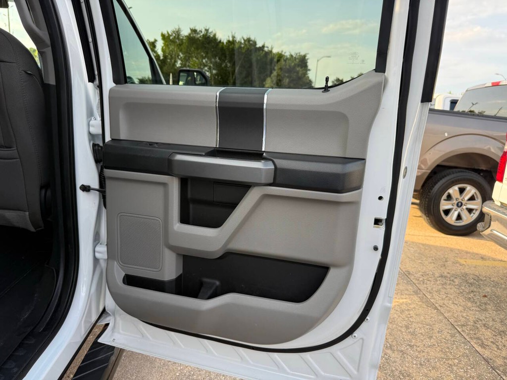 Ford F-150 Vehicle Full-screen Gallery Image 16