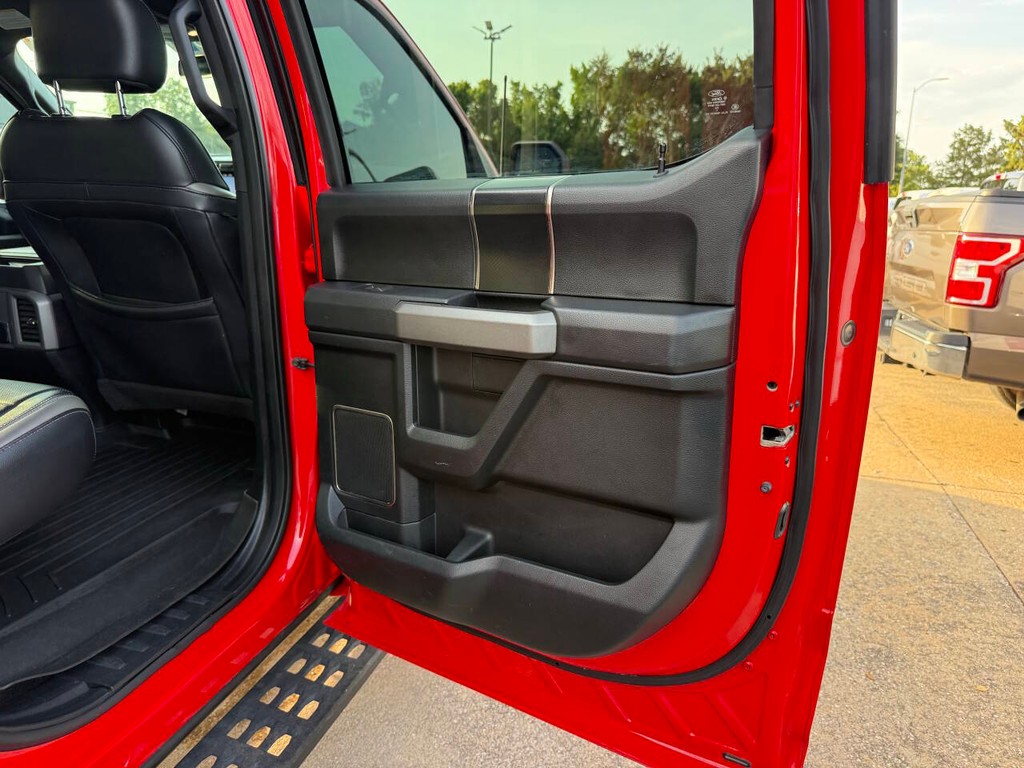 Ford F-150 Vehicle Full-screen Gallery Image 16