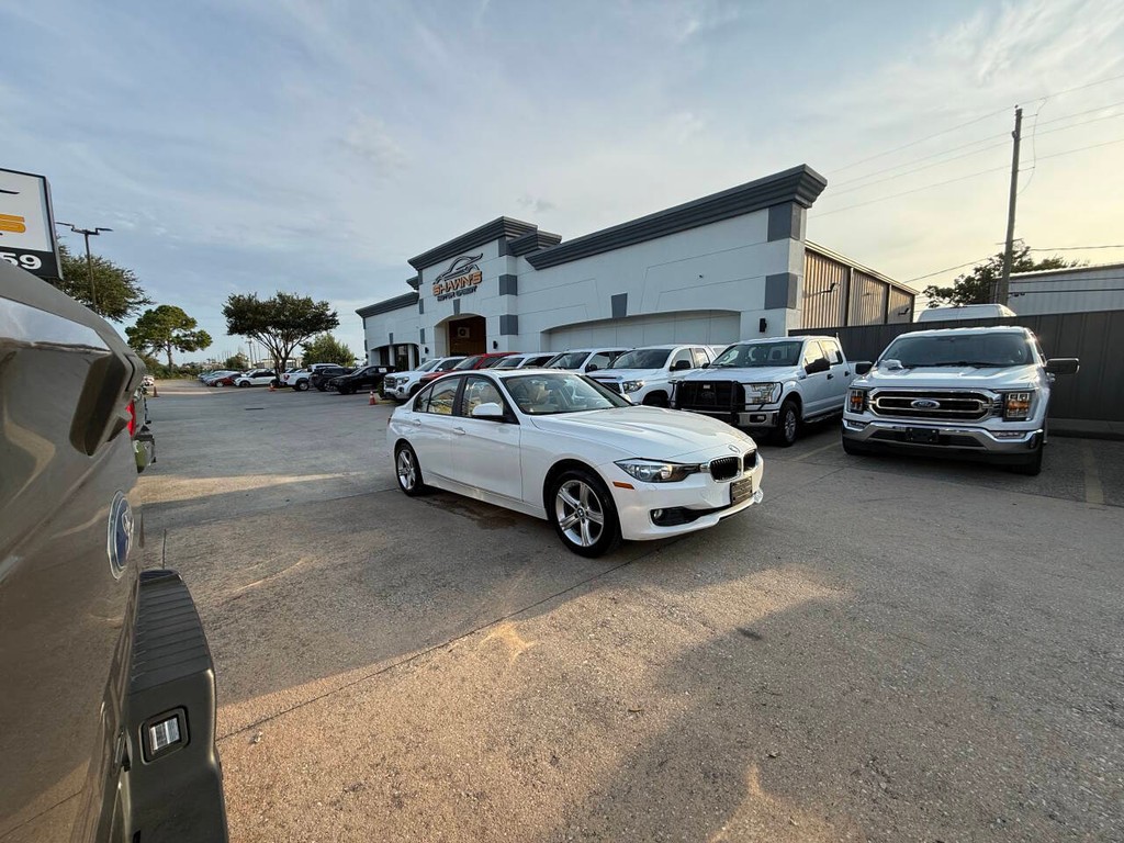 BMW 3 Series Vehicle Full-screen Gallery Image 04