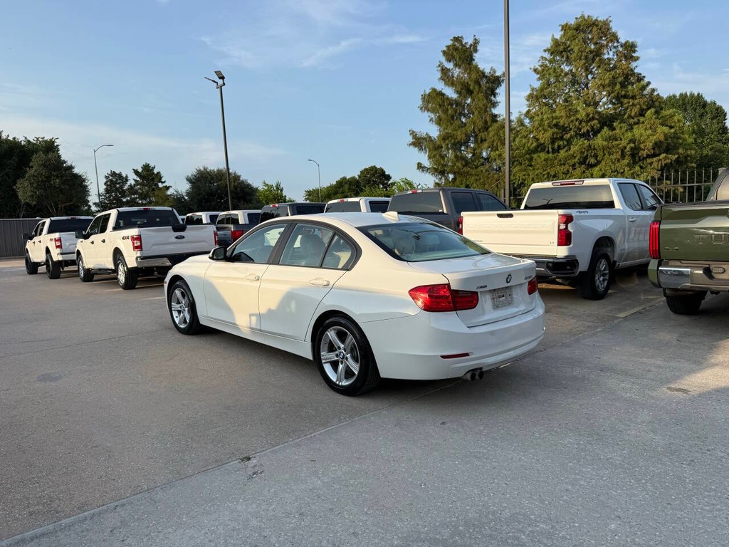 BMW 3 Series Vehicle Full-screen Gallery Image 05