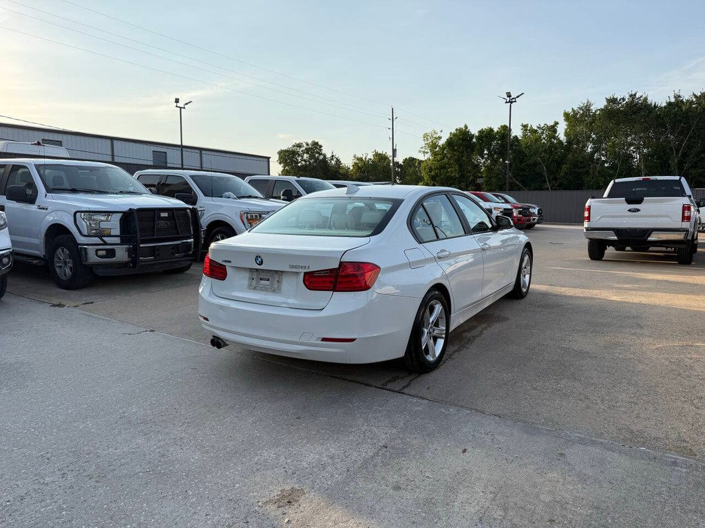 BMW 3 Series Vehicle Full-screen Gallery Image 06