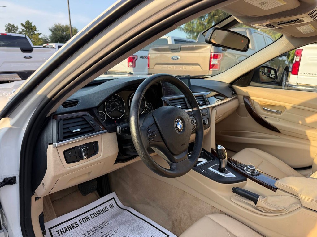 BMW 3 Series Vehicle Full-screen Gallery Image 07
