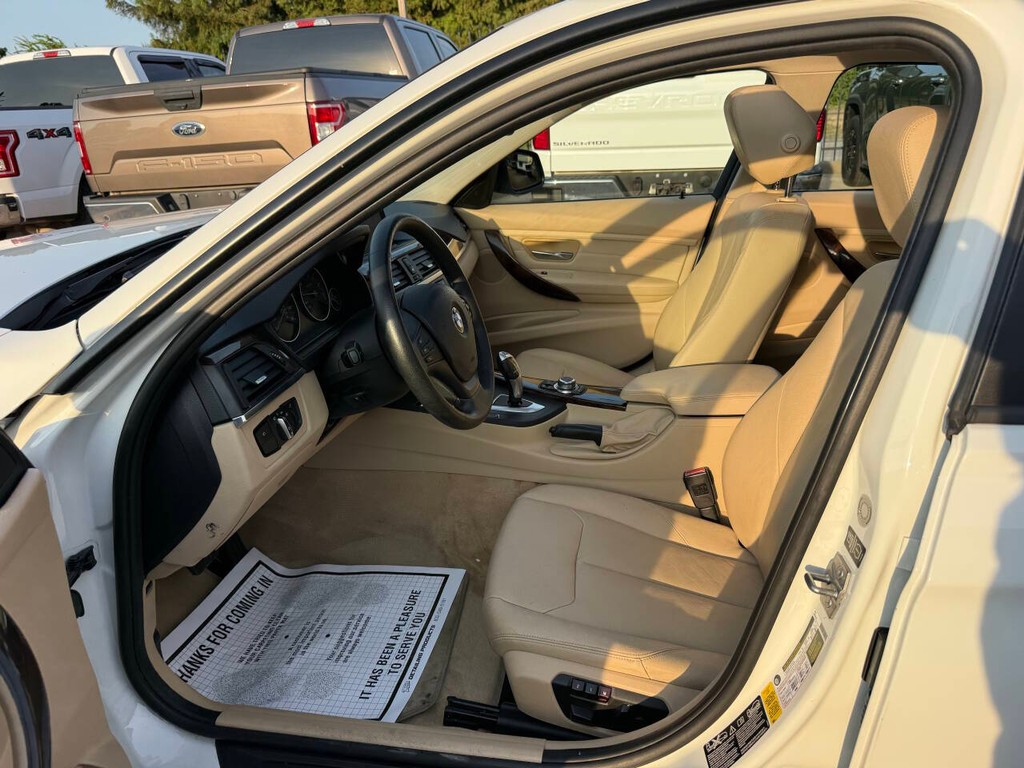 BMW 3 Series Vehicle Full-screen Gallery Image 08