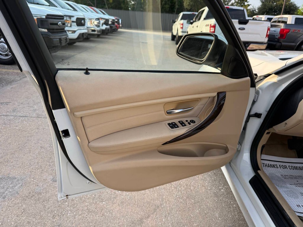 BMW 3 Series Vehicle Full-screen Gallery Image 09