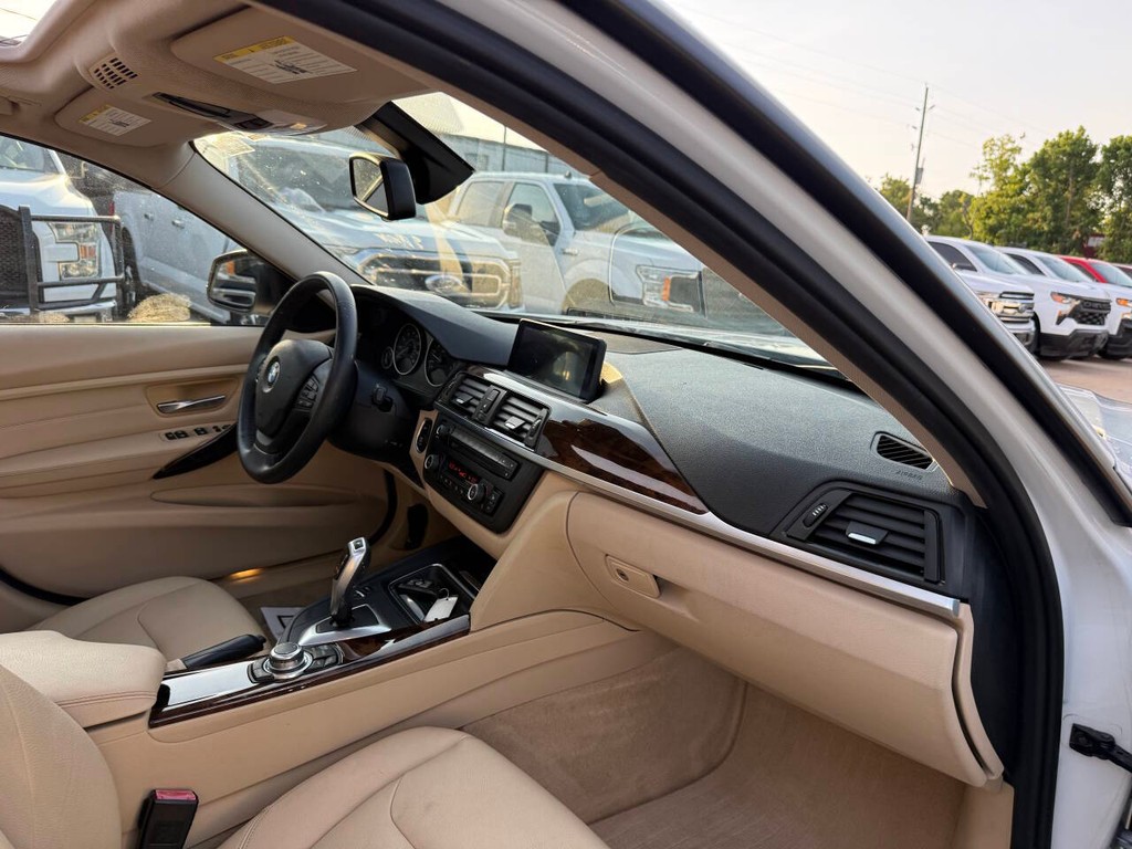 BMW 3 Series Vehicle Full-screen Gallery Image 10