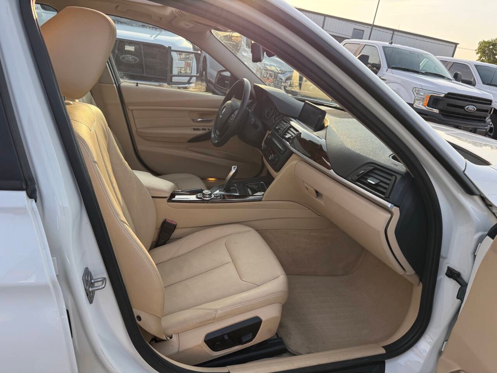 BMW 3 Series Vehicle Full-screen Gallery Image 11
