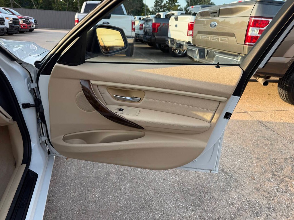 BMW 3 Series Vehicle Full-screen Gallery Image 12