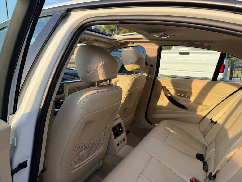 BMW 3 Series Vehicle Full-screen Gallery Image 13